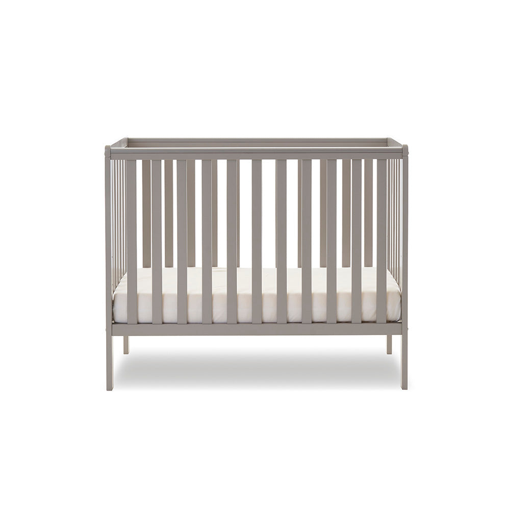 Compact Cot with teething rails on sides, rails on all 4 sides. base on the lowest setting.