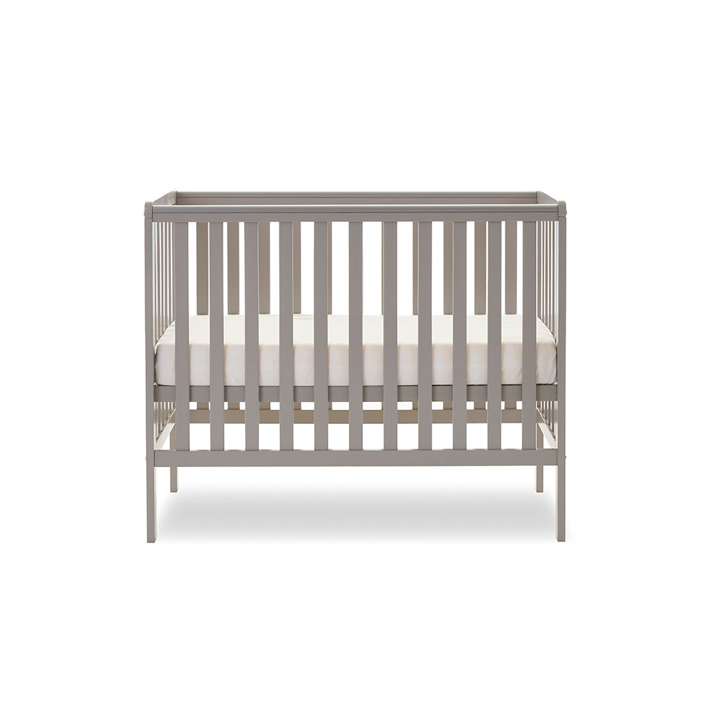 Compact cot with teething rails with open railed ends, base on the middle setting.