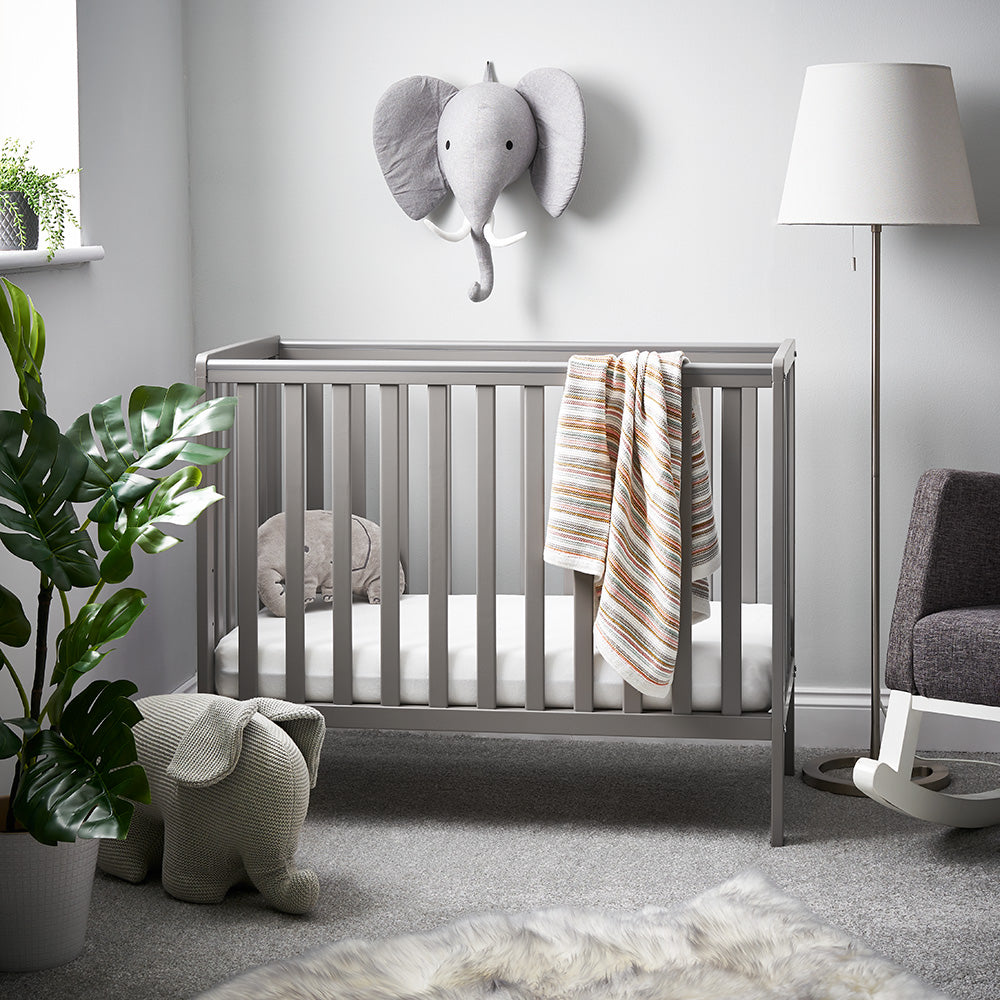 Compact Cot, with teething rails, rails on all 4 sides, teething rail on 2 sides, base on the lowest setting.